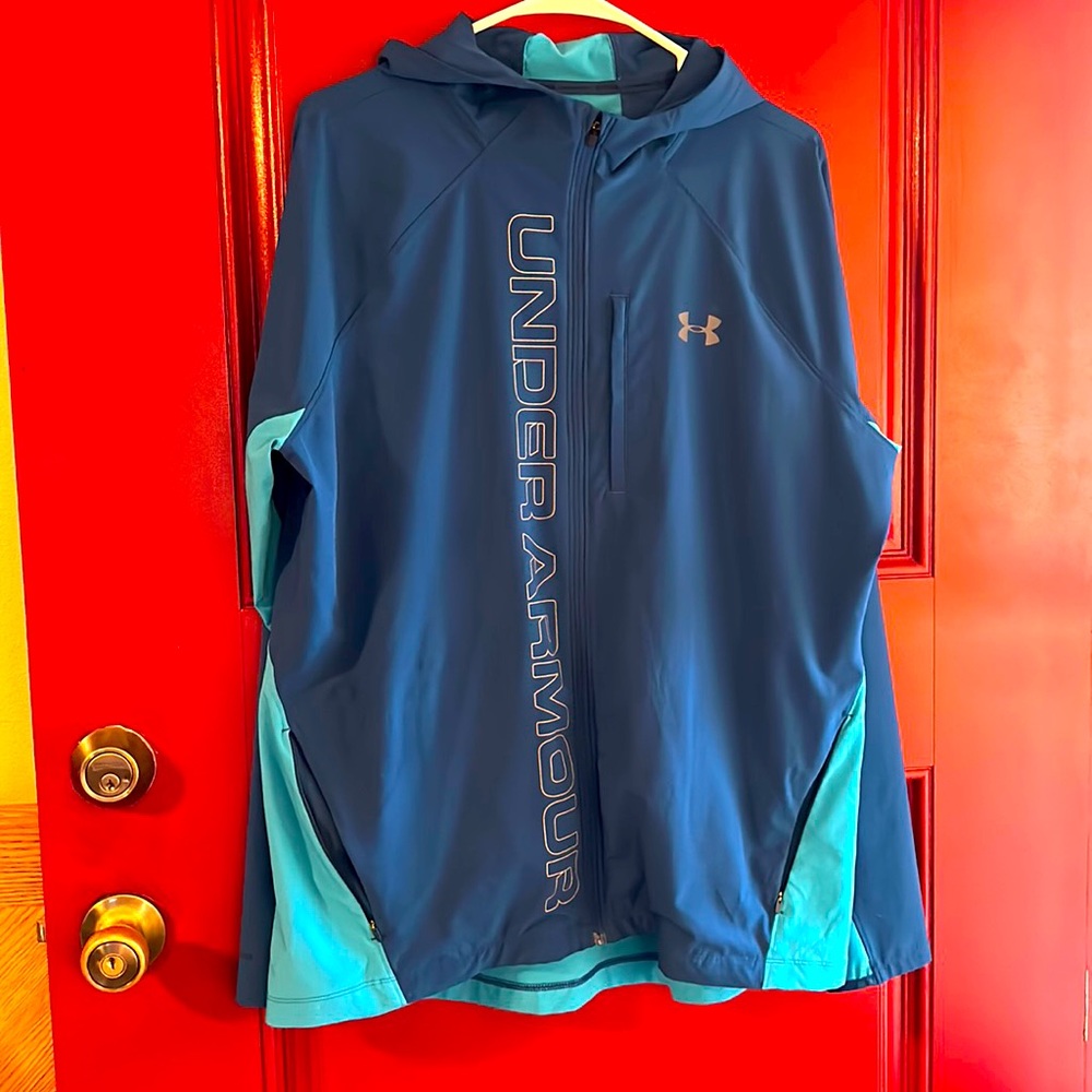Under Armour men’s size Large lightweight windbreaker.